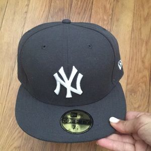 NY Yankee New Era cap grey size 7 1/8 NEVER WORN!